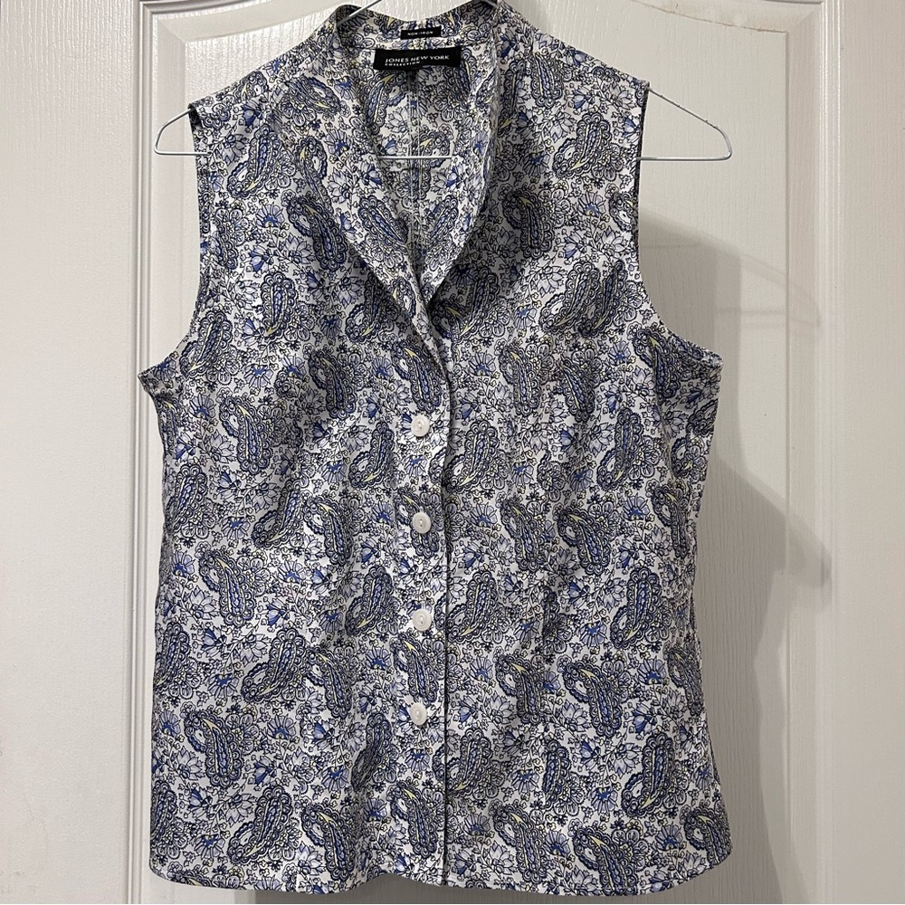 Jones New York Collection blue paisley pattern sleeveless button down blouse